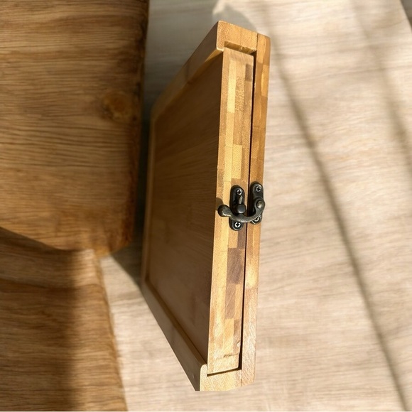 CHATEAU BORDEAUX CHEESE HOLDER W/PULL OUT DRAWER 3 UTENSILS - Picture 6 of 7